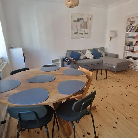 Spacious Flat - Metro & Nearby